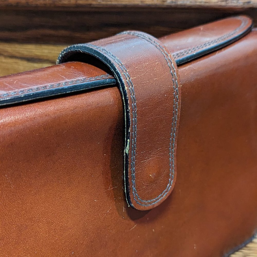 Vintage camel brown leather handbag with buckled shoulder strap and foldover top - Picture 2 of 12